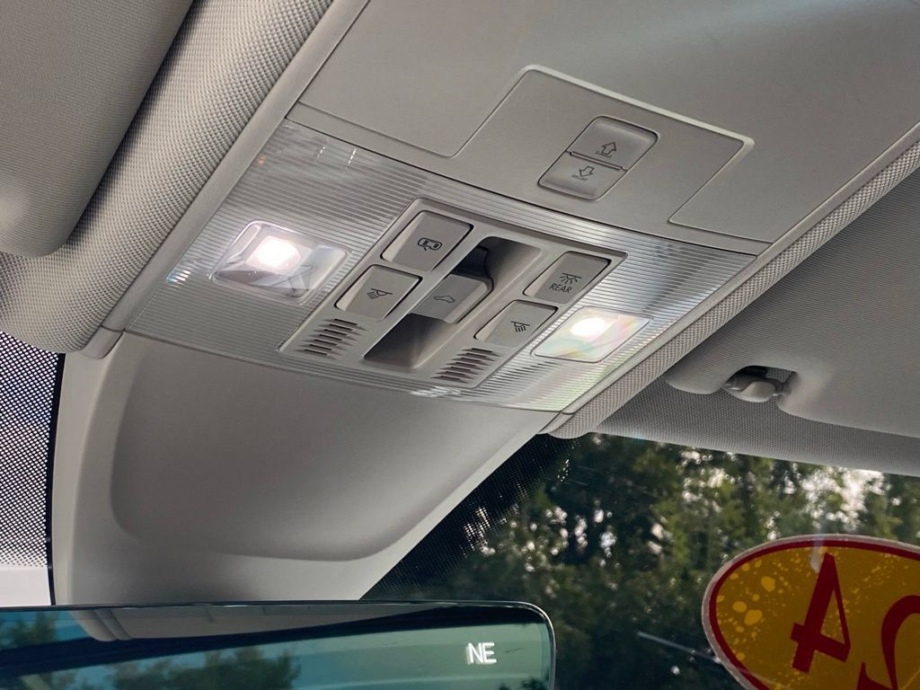 Used 2024 Volkswagen Tiguan SE w/ Panoramic Sunroof Package FWD image 21