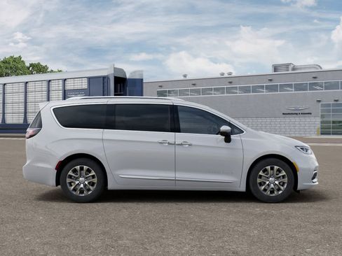 New 2025 Chrysler Pacifica Pinnacle image 21
