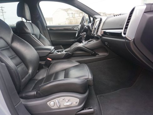 Used 2017 Porsche Cayenne Platinum Edition w/ Premium Package Plus (PJX) image 17