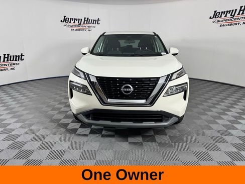 Used 2023 Nissan Rogue SV image 3