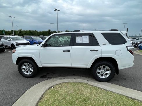 Used 2022 Toyota 4Runner SR5 AWD/4WD image 4