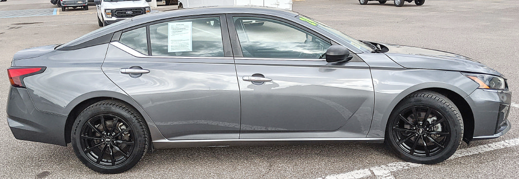 Used 2024 Nissan Altima 2.5 SV FWD image 2