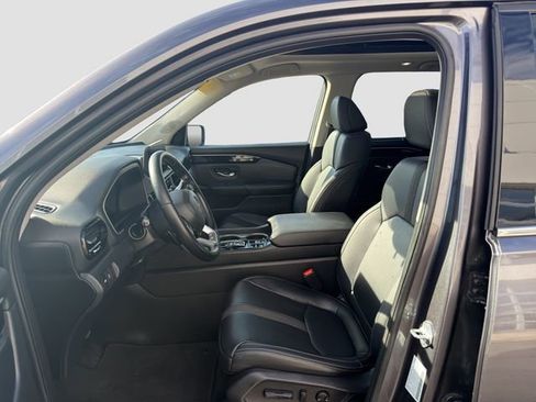 Used 2023 Honda Pilot Touring image 4