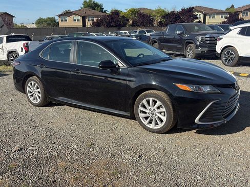 Used 2021 Toyota Camry LE image 2