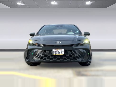 Used 2025 Toyota Camry SE image 4