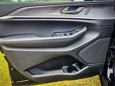 New 2025 Jeep Grand Cherokee Limited image 10