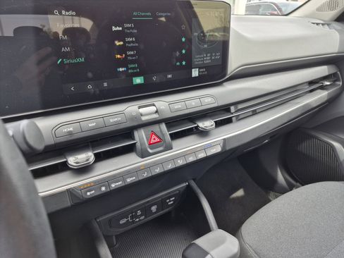 Used 2025 Kia K4 LXS image 11