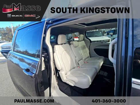 Used 2021 Chrysler Pacifica Touring-L w/ Uconnect Theater Family Group image 17