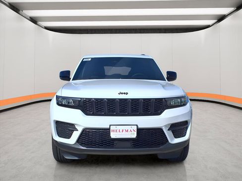 New 2025 Jeep Grand Cherokee Altitude image 2