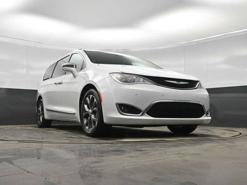 Used 2017 Chrysler Pacifica Limited w/ UConnect Theater Package image 30