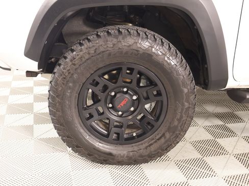 Used 2018 Toyota Tacoma TRD Off-Road w/ Technology Package AWD/4WD image 18