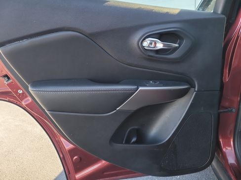 Used 2019 Jeep Cherokee Latitude w/ Popular Appearance Group image 10