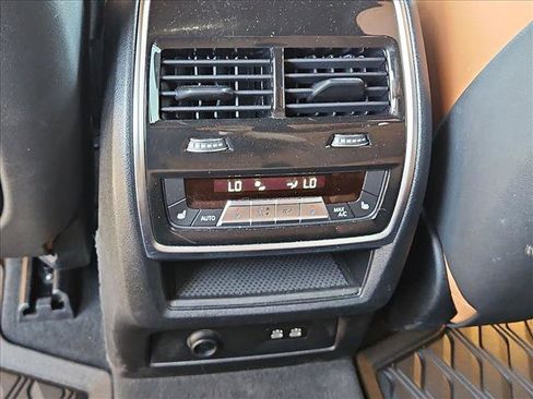 Used 2022 BMW X7 xDrive40i w/ M Sport Package AWD/4WD image 26