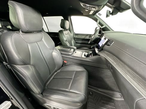 Used 2022 Jeep Wagoneer Series III RWD image 30
