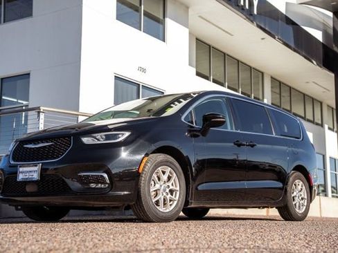 Used 2024 Chrysler Pacifica Touring-L image 1