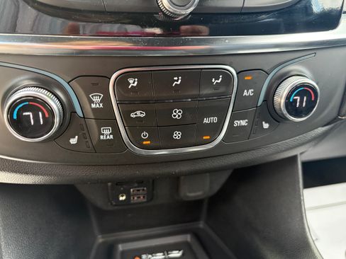 Used 2023 Chevrolet Traverse LT w/ LT Premium Package AWD/4WD image 21