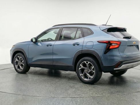 Used 2025 Chevrolet Trax LT FWD image 6
