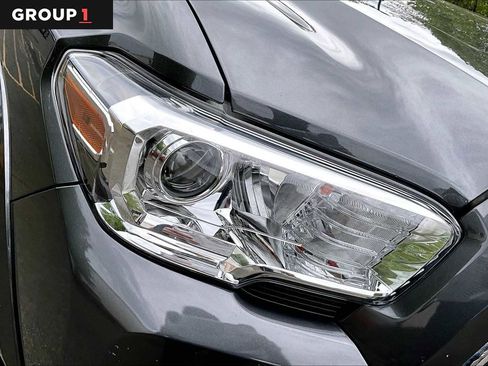 Certified 2022 Toyota Tacoma SR5 AWD/4WD image 28