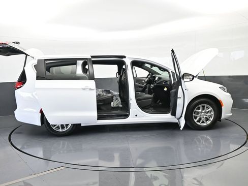 New 2026 Chrysler Pacifica Select image 65