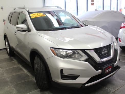 Used 2018 Nissan Rogue SV image 3