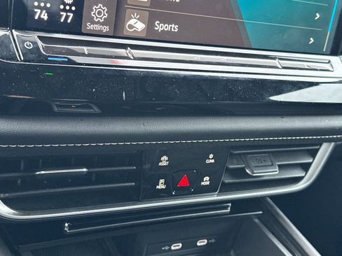 Used 2024 Volkswagen Atlas Cross Sport SE image 19