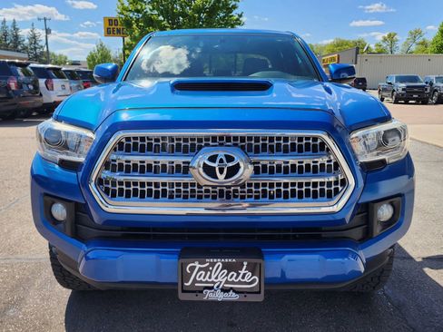 Used 2016 Toyota Tacoma TRD Sport w/ Towing Package AWD/4WD image 3