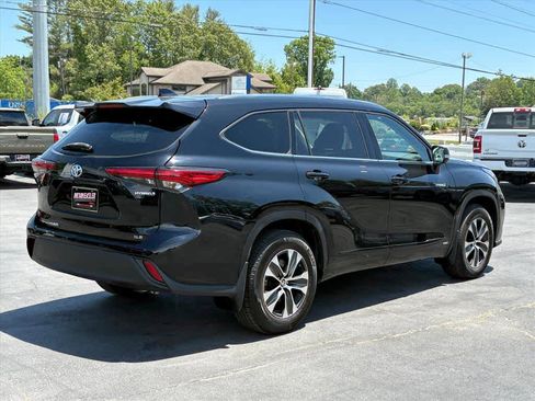 Used 2020 Toyota Highlander XLE AWD/4WD image 3