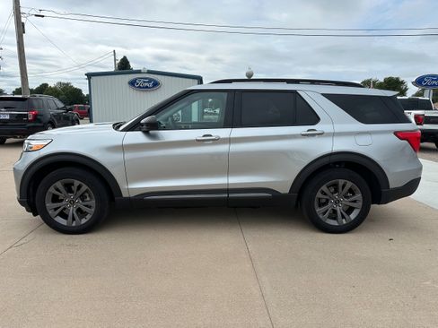 Used 2023 Ford Explorer XLT w/ Equipment Group 202A image 3