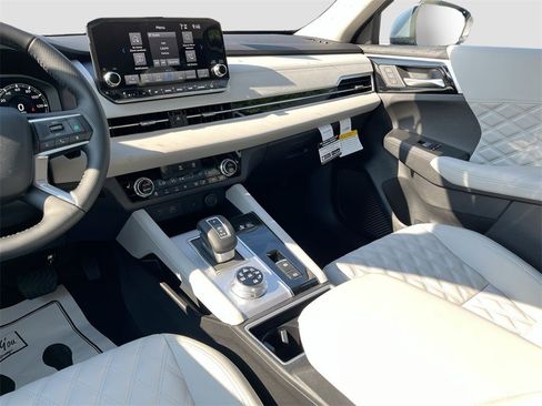 New 2025 Mitsubishi Outlander SEL image 27
