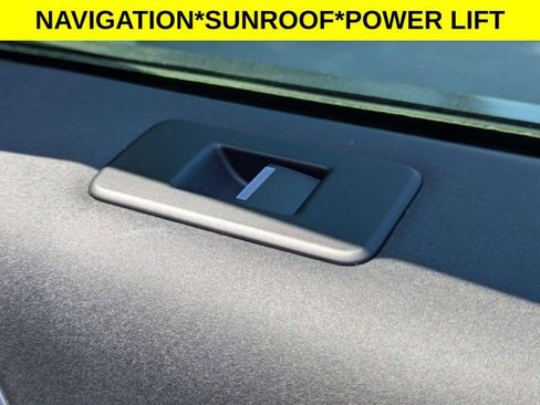 Used 2023 Land Rover Discovery S image 42