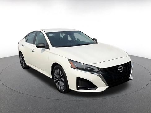 Used 2025 Nissan Altima 2.5 SV FWD image 3