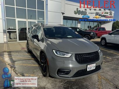 Used 2025 Chrysler Pacifica Limited w/ Uconnect Theater Family Group