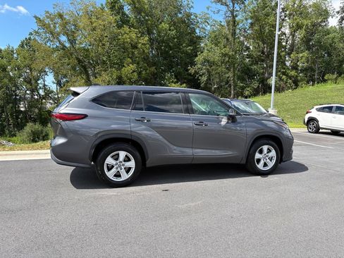 Used 2022 Toyota Highlander LE FWD image 8