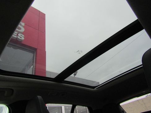 Used 2024 Volvo XC40 B5 Plus AWD/4WD image 24