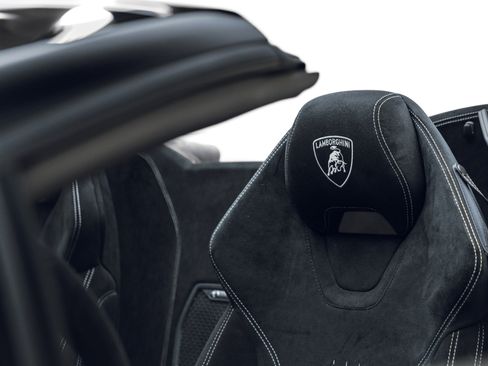 Used 2019 Lamborghini Huracan Performante AWD/4WD image 36
