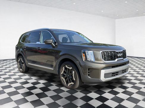 Used 2023 Kia Telluride EX w/ EX Captain's Chair Package FWD image 3