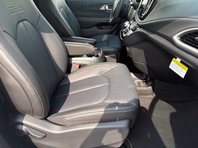 New 2027 Chrysler Pacifica Select FWD image 19