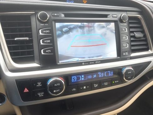 Used 2018 Toyota Highlander XLE image 13
