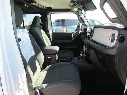 Used 2025 Jeep Wrangler Unlimited Sahara image 21
