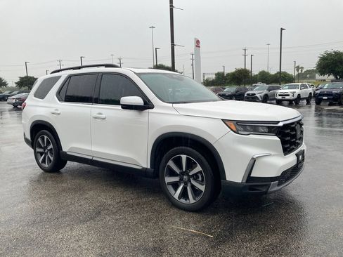 Used 2025 Honda Pilot Touring image 3