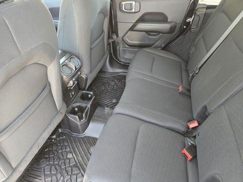Used 2018 Jeep Wrangler Unlimited Sahara AWD/4WD image 27