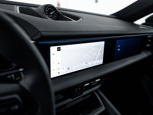 Certified 2025 Porsche Macan 4S Electric AWD/4WD image 17