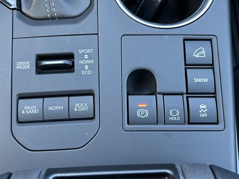 Used 2023 Toyota Highlander XLE AWD/4WD image 35