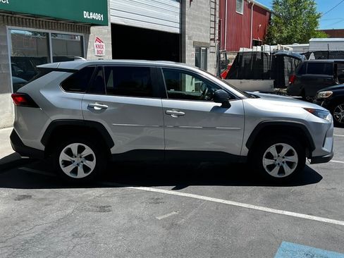 Used 2022 Toyota RAV4 LE AWD/4WD image 8