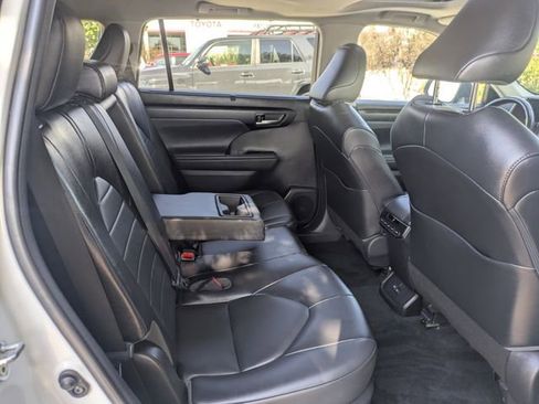 Used 2022 Toyota Highlander XLE image 33