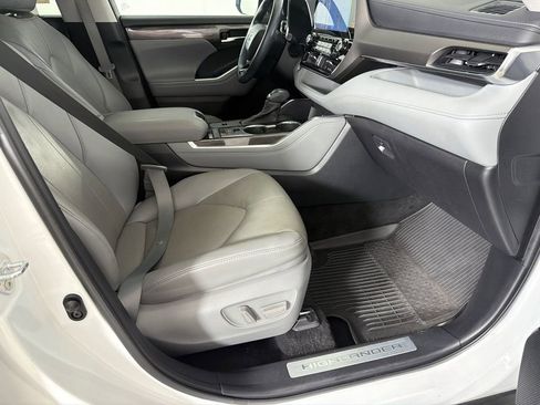 Used 2022 Toyota Highlander Limited FWD image 15