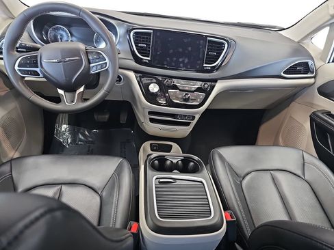 Used 2024 Chrysler Pacifica Touring-L FWD image 9