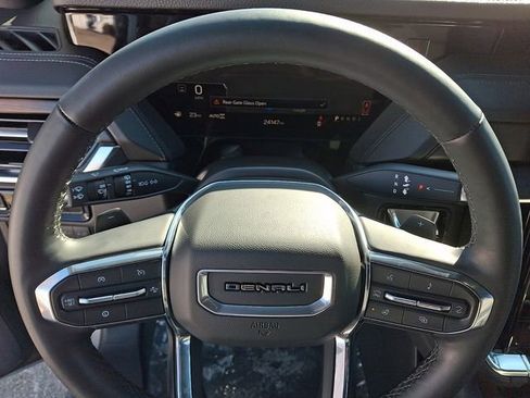 Used 2025 GMC Yukon XL Denali image 24