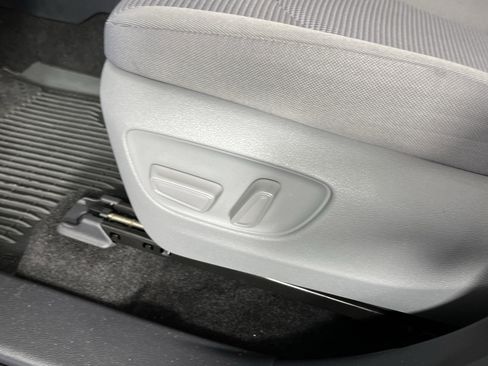 Used 2024 Toyota Highlander LE image 16