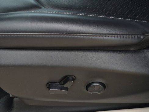 Used 2023 Chrysler Pacifica Touring-L FWD image 33